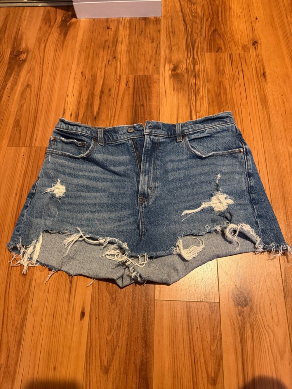 Abercrombie & Fitch The Mom Short. High Rise Curve Love. Light Blue Denim